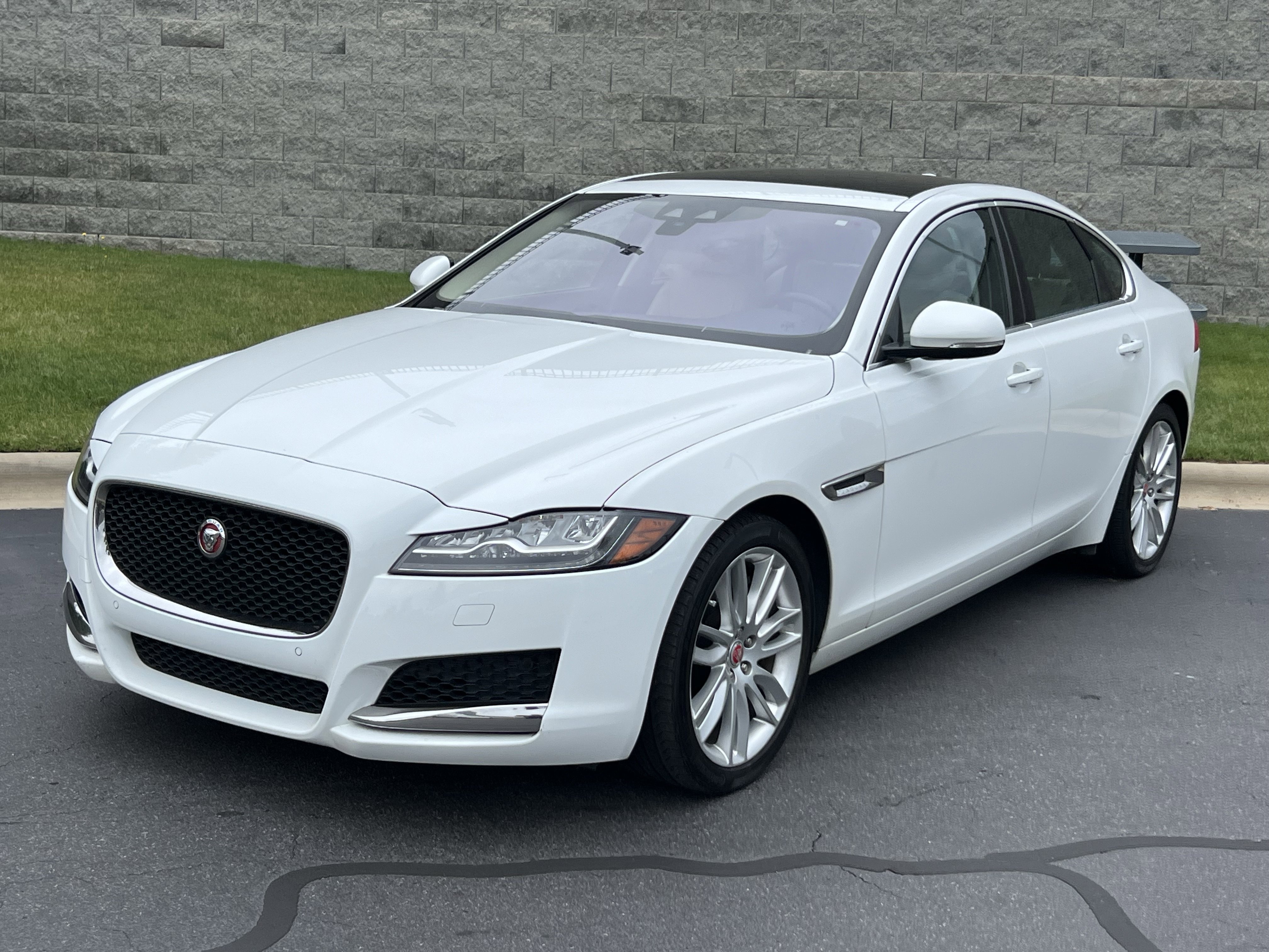 Used 2017 Jaguar XF Prestige RWD image 2