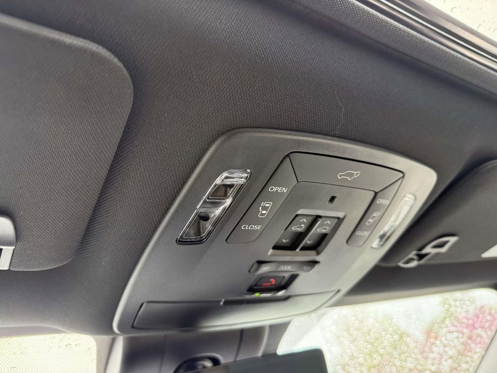 Used 2026 Toyota Sienna Platinum image 28