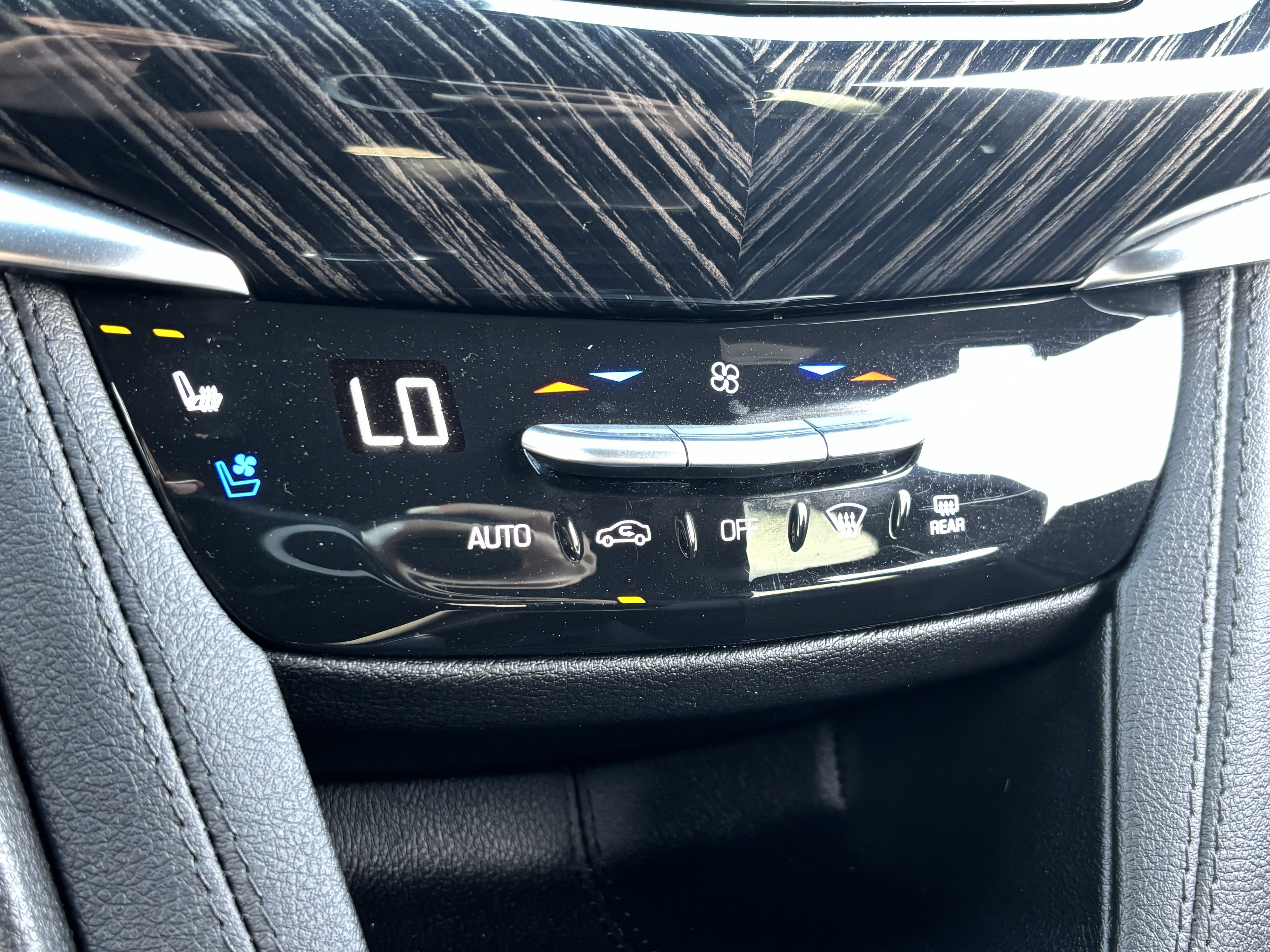 Used 2025 Cadillac XT6 Premium Luxury image 22