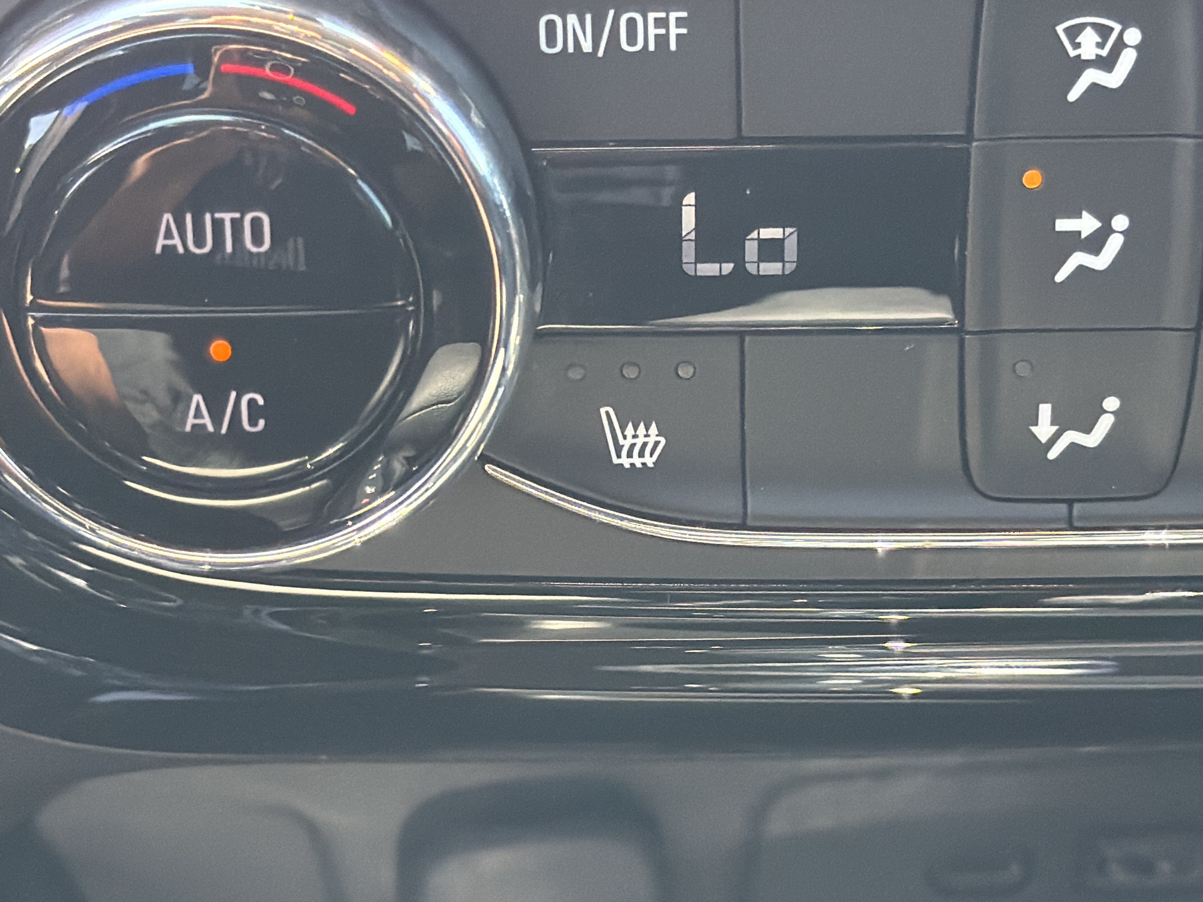 Used 2024 Chevrolet Trax LT FWD image 29