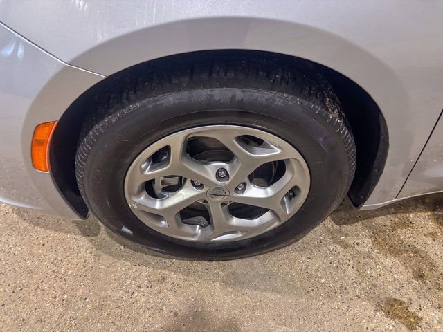 Used 2024 Chrysler Pacifica Limited image 34