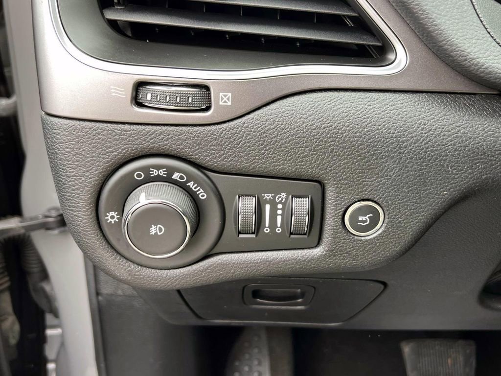 Used 2020 Jeep Cherokee Latitude Plus w/ Comfort/Convenience Group image 21