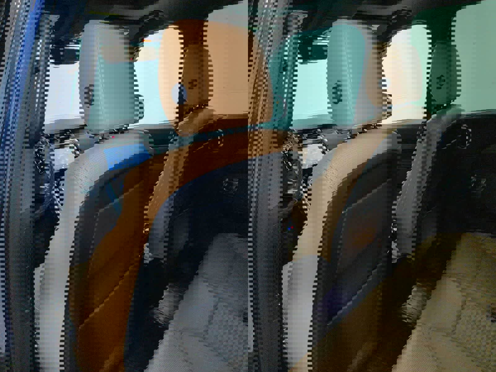 Used 2020 Land Rover Discovery HSE image 17