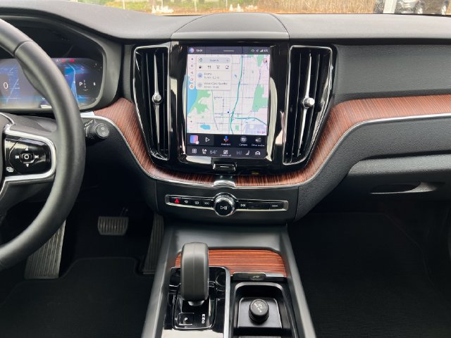 Used 2023 Volvo XC60 B5 Plus AWD/4WD image 19