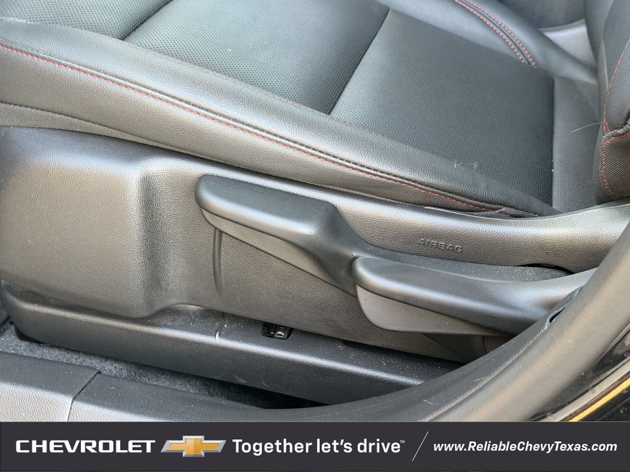 Used 2025 Chevrolet Trax RS w/ Sunroof Package FWD image 28