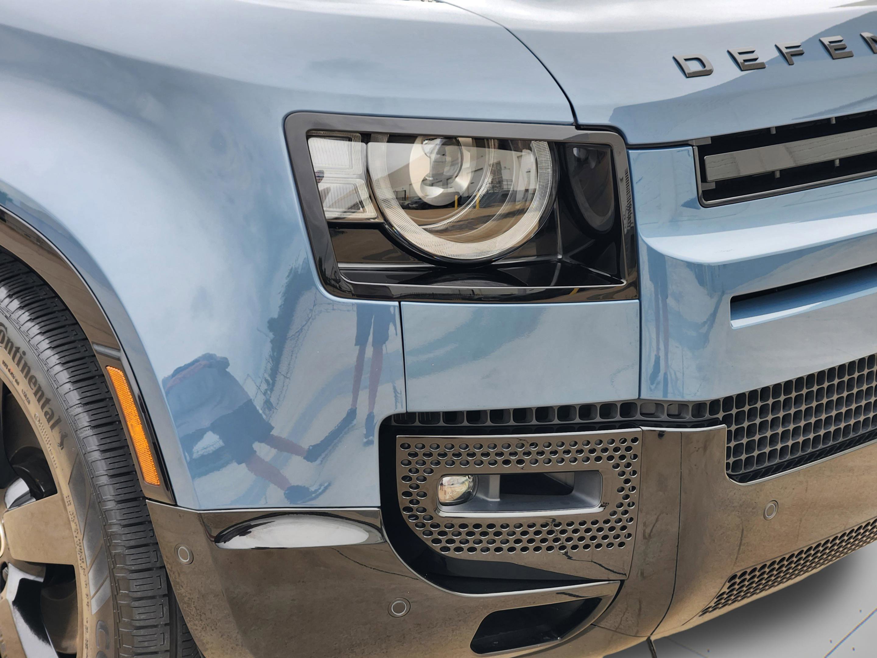 Certified 2025 Land Rover Defender 110 X-Dynamic SE image 31