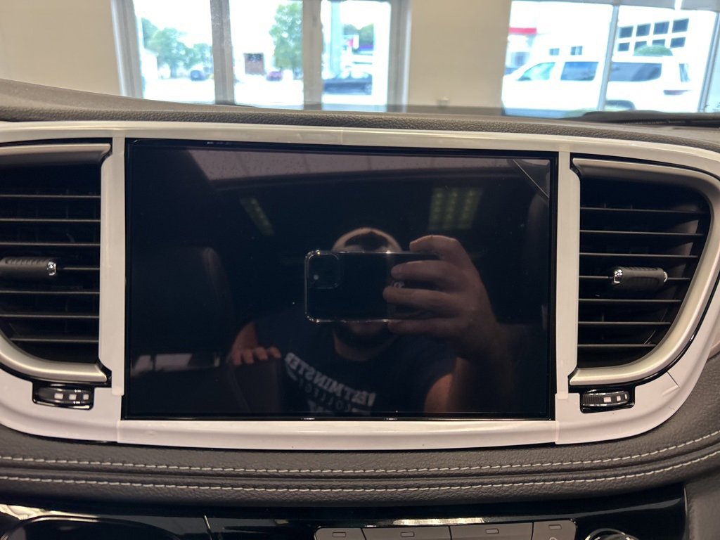 New 2026 Chrysler Pacifica Select image 12