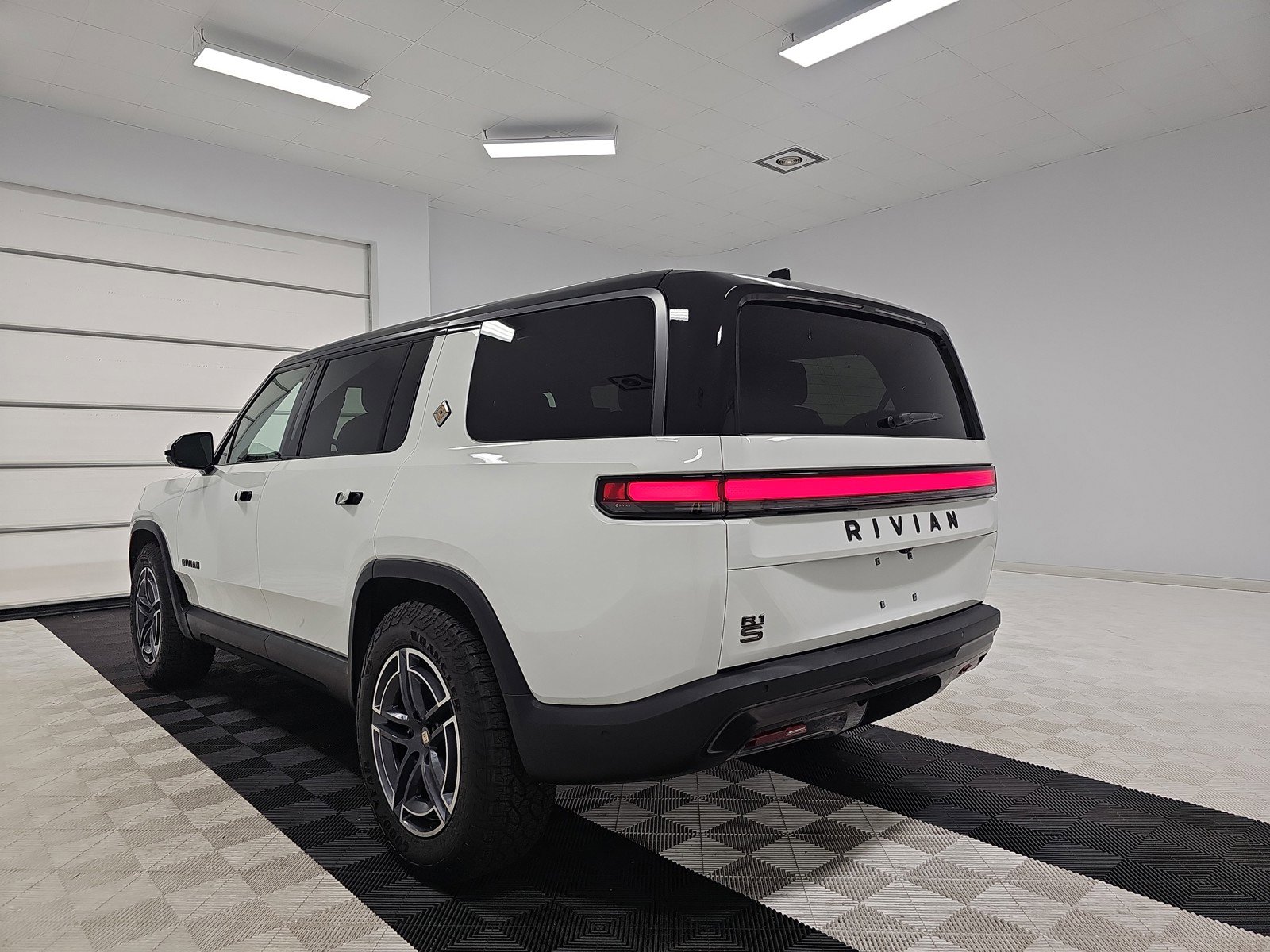 Used 2025 Rivian R1S Adventure image 3