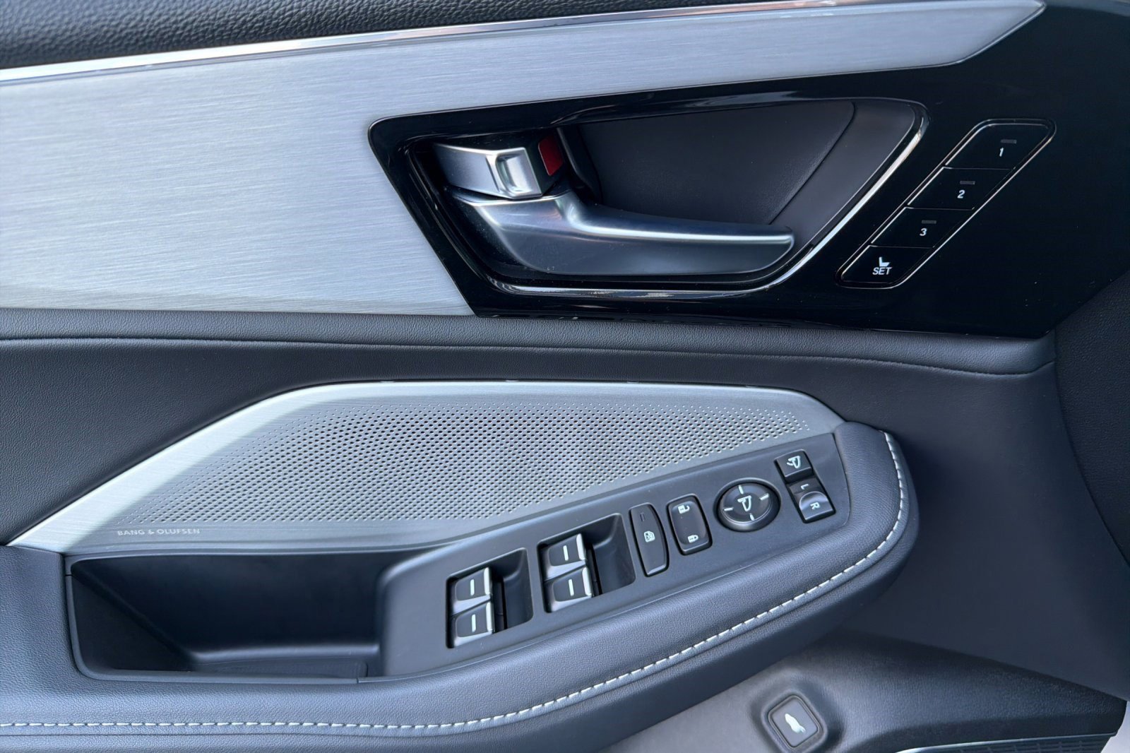 Certified 2025 Acura MDX SH-AWD w/ Technology Package image 12