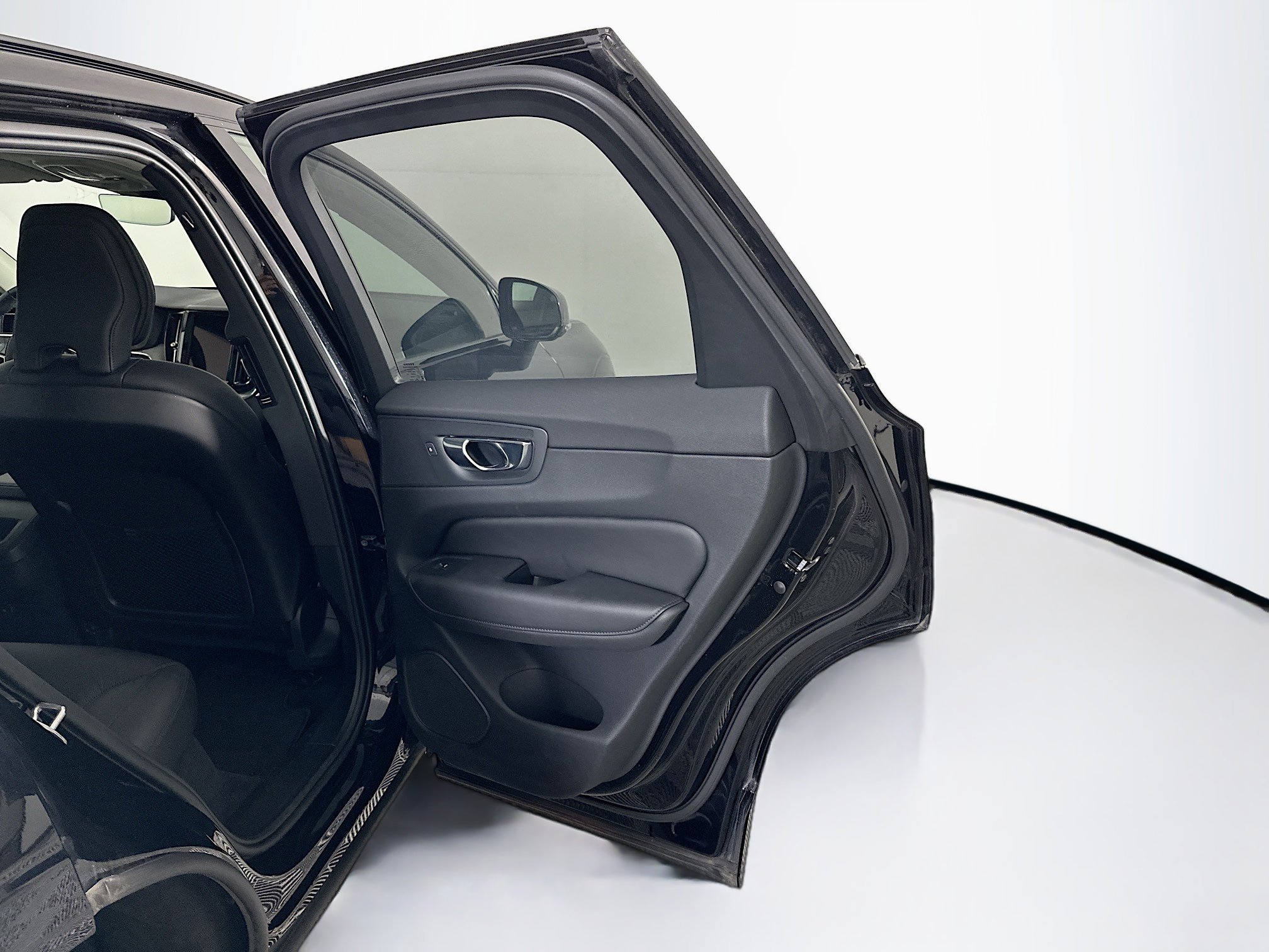 Used 2025 Volvo XC60 B5 Plus image 31