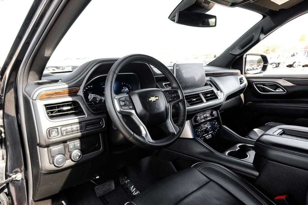 Used 2024 Chevrolet Suburban Premier image 2