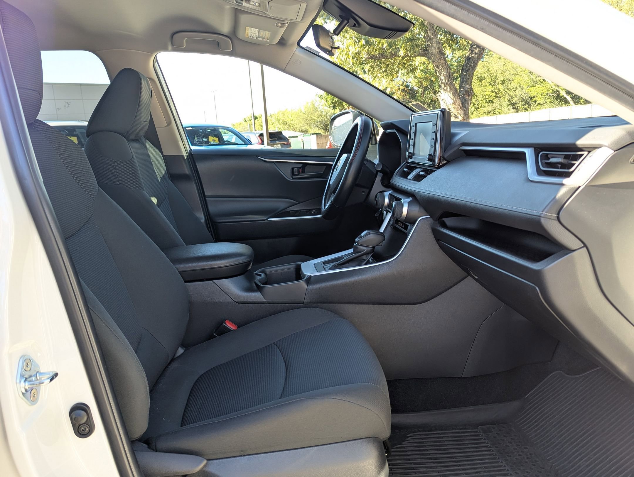 Used 2022 Toyota RAV4 LE image 27