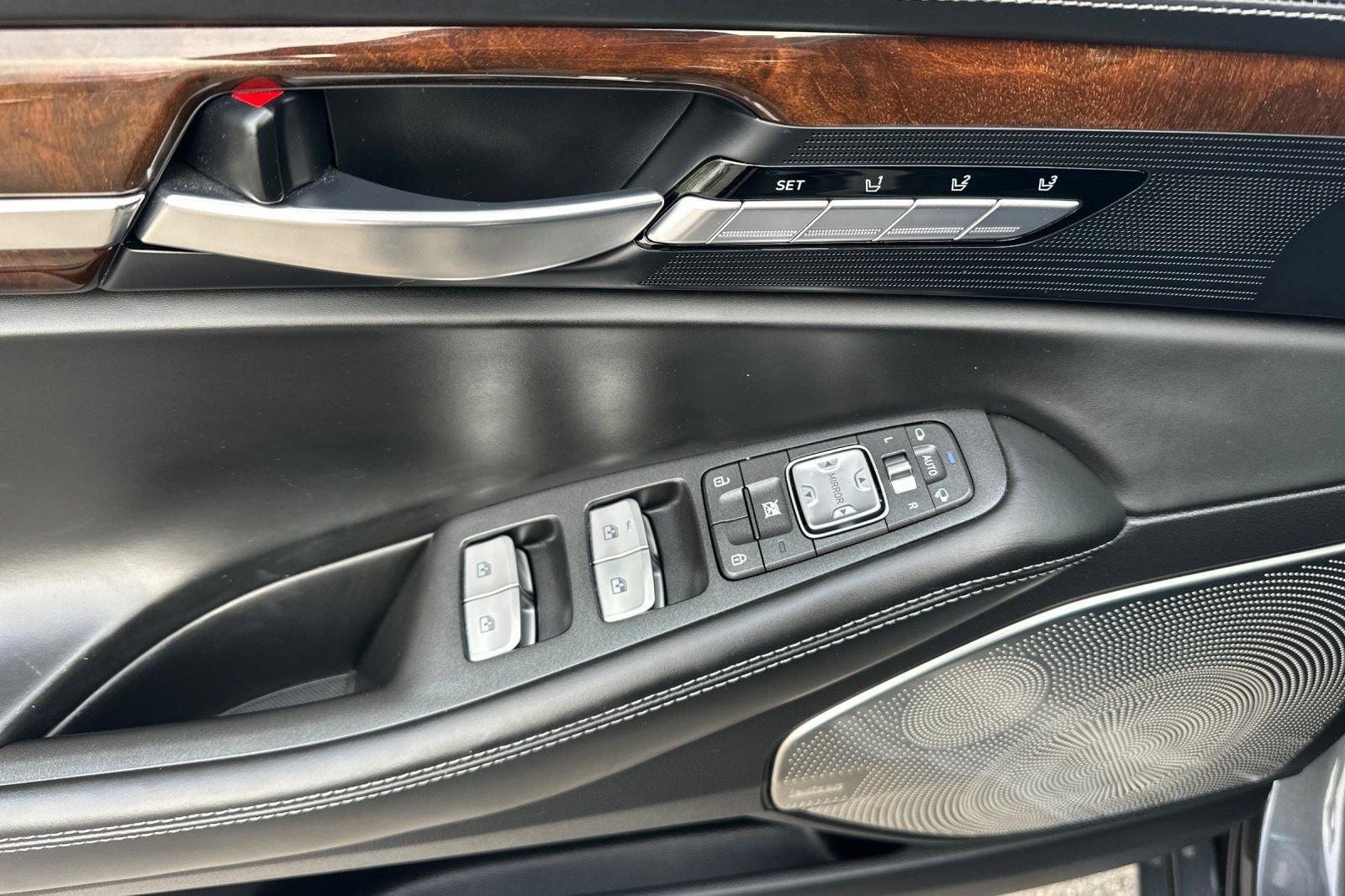 Used 2018 Genesis G90 5.0 Ultimate RWD image 11