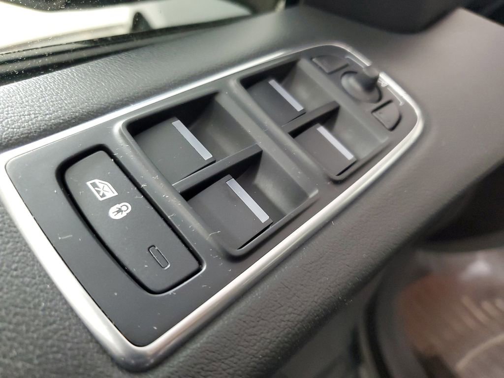 Used 2018 Jaguar F-PACE R-Sport image 20