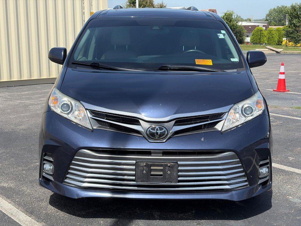 Used 2020 Toyota Sienna XLE Premium FWD image 2