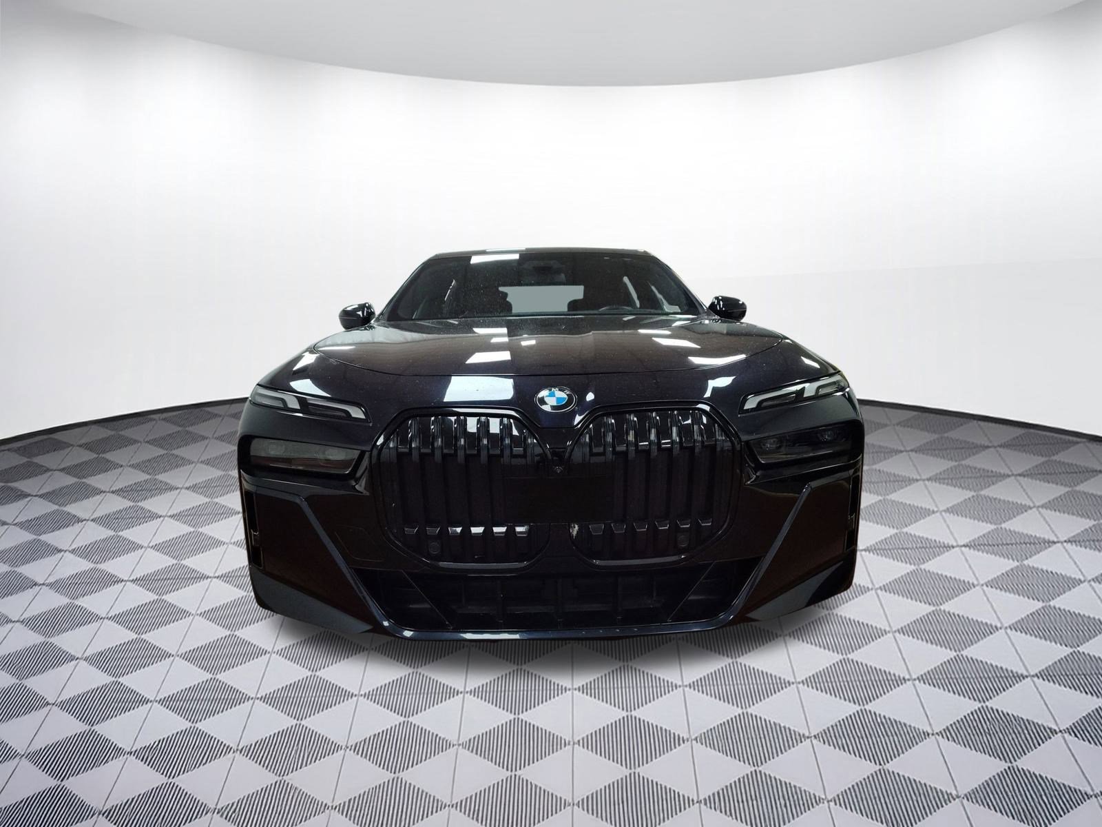 Certified 2023 BMW 760i xDrive w/ Luxury Rear Seating Package image 5