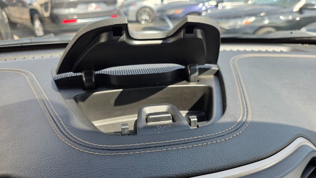 Used 2018 Jeep Cherokee Limited image 21