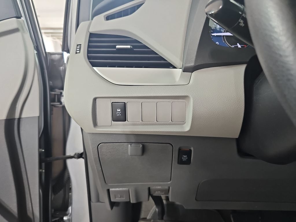 Used 2018 Toyota Sienna LE w/ Carpet Mat Package FWD image 31