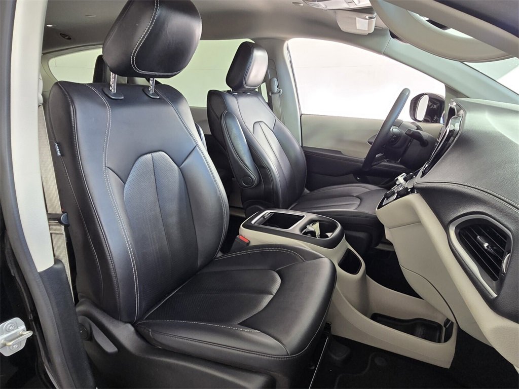 Used 2024 Chrysler Pacifica Select image 15