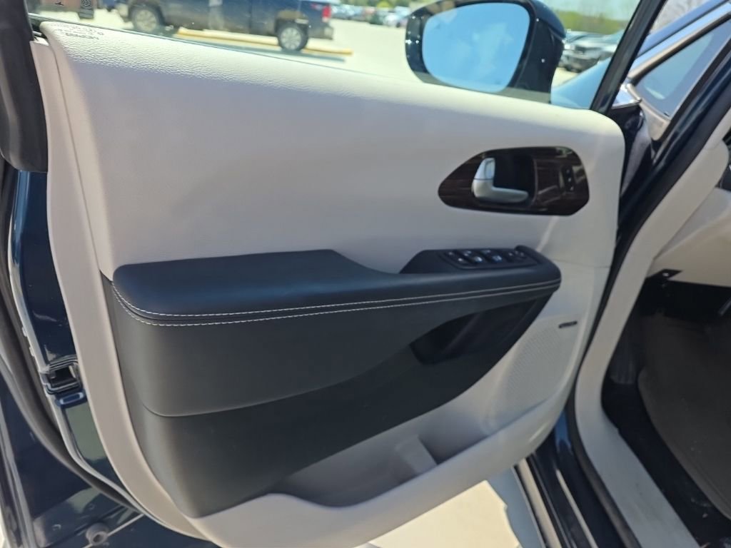 Used 2023 Chrysler Pacifica Limited w/ Uconnect Theater Family Group AWD/4WD image 9