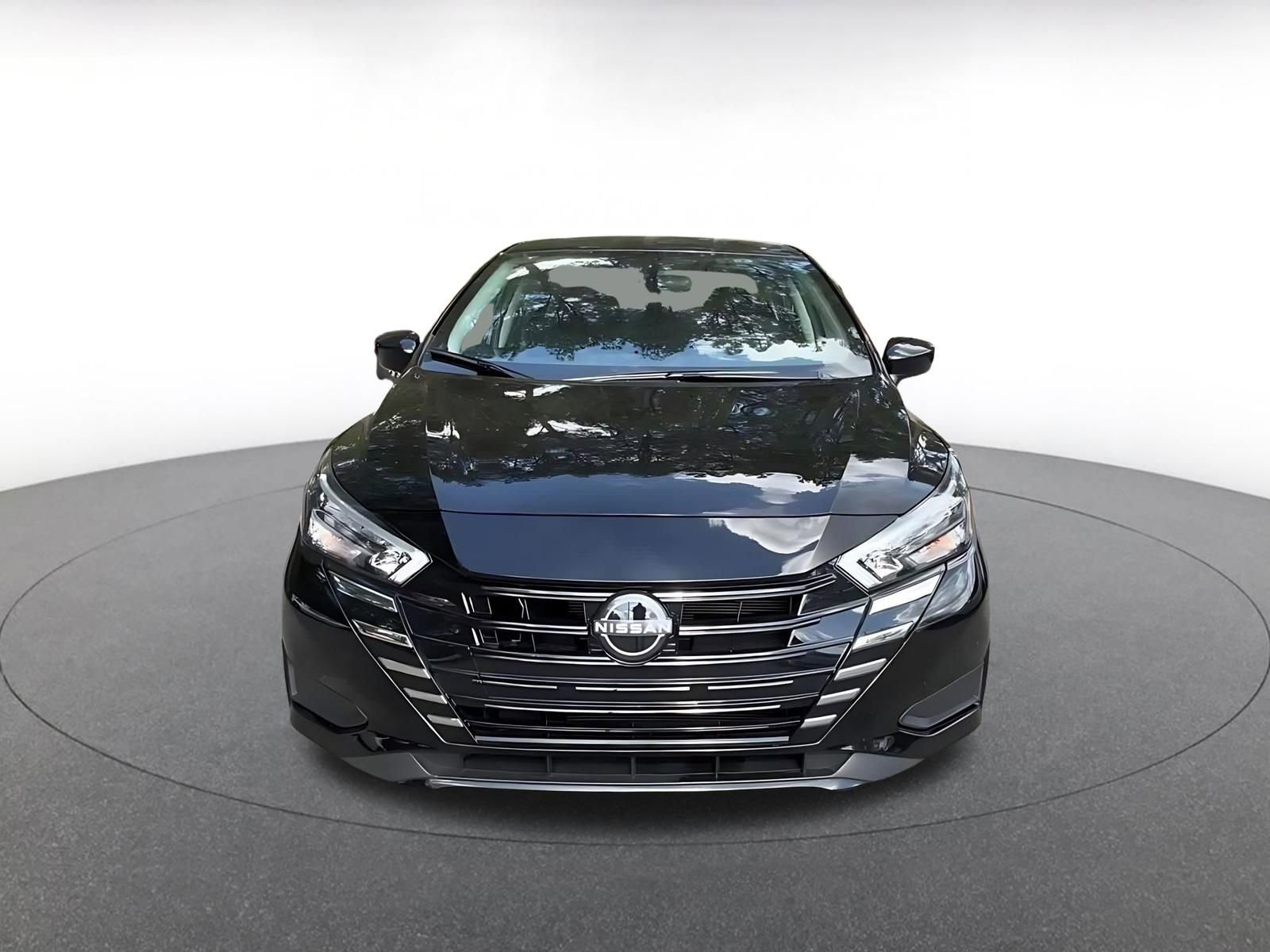 Used 2025 Nissan Versa SV image 4