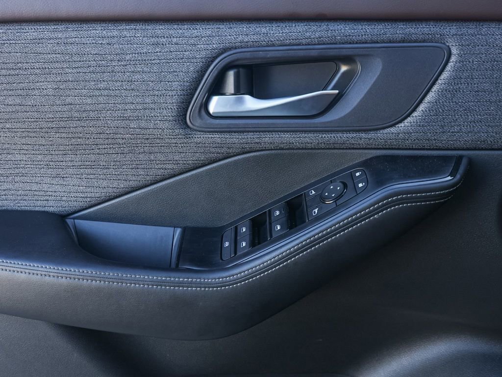 Used 2023 Nissan Rogue SV image 29