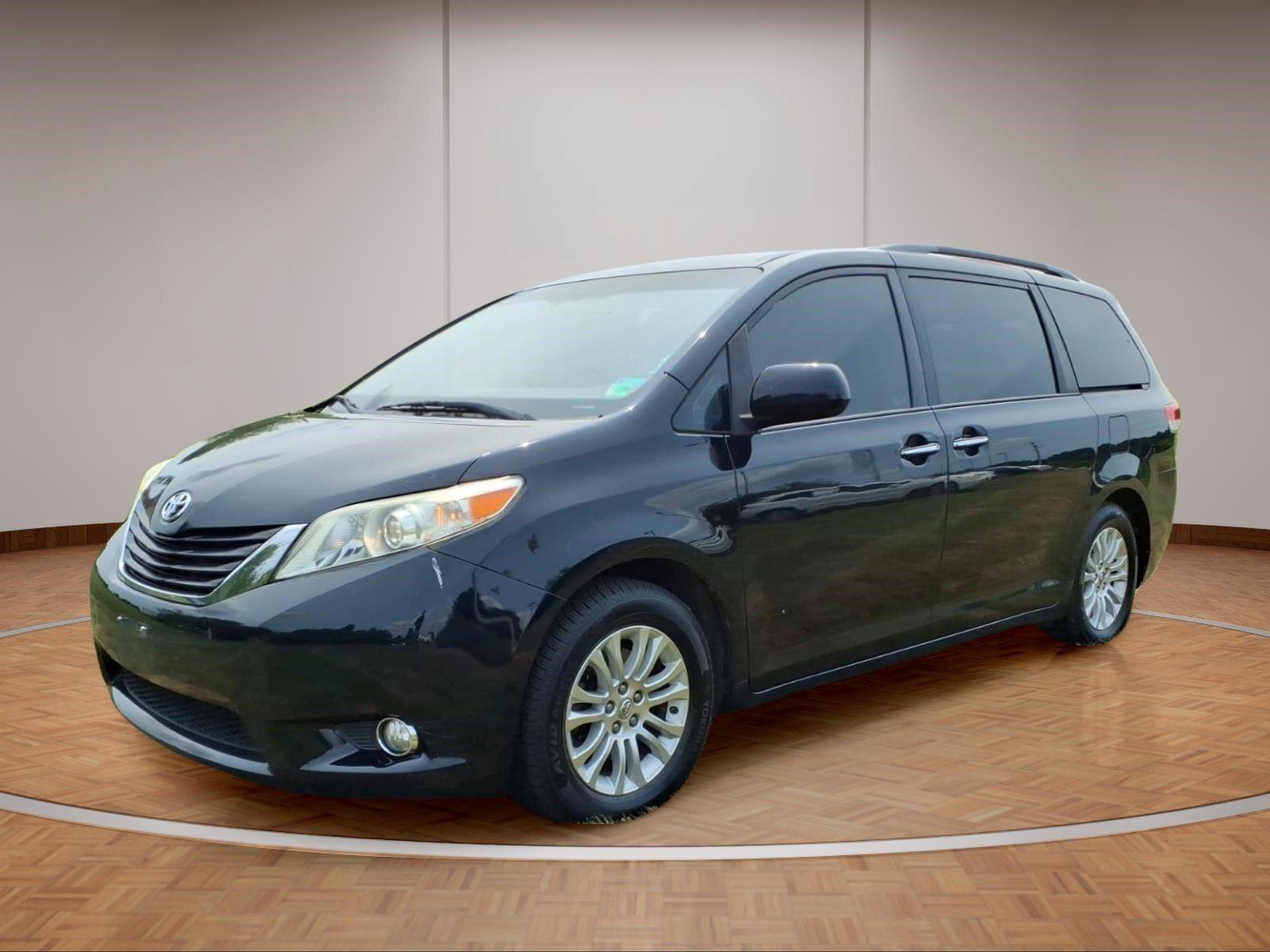 Used 2013 Toyota Sienna XLE FWD image 3