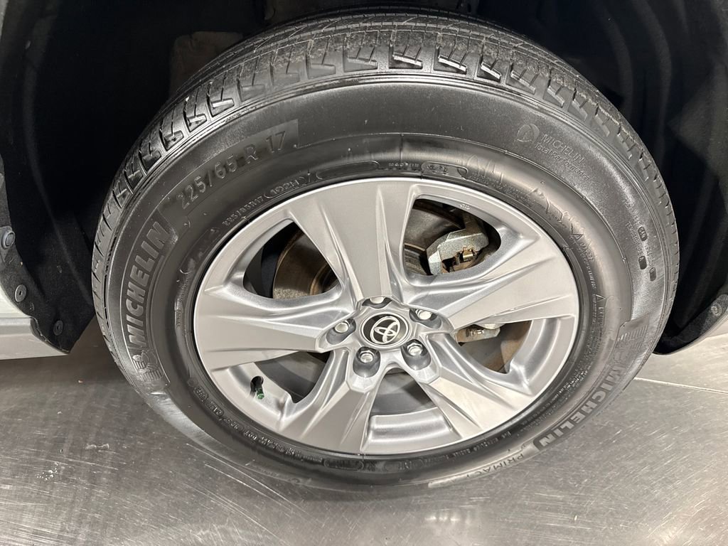 Used 2022 Toyota RAV4 XLE AWD/4WD image 14