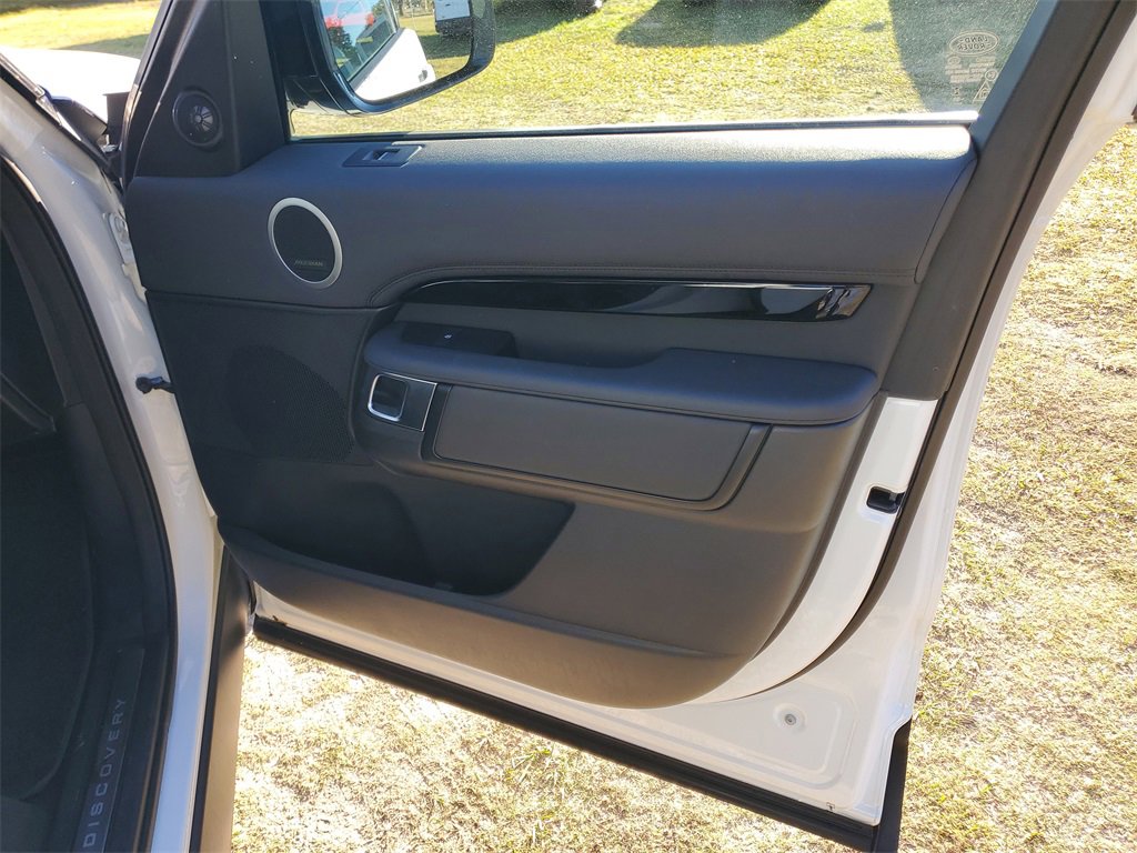 Used 2024 Land Rover Discovery S image 40