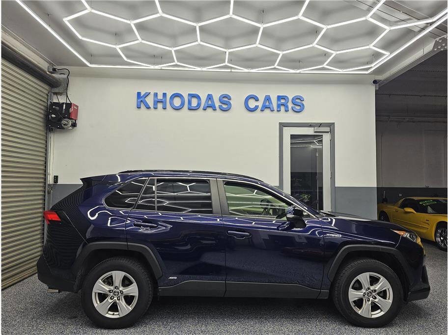 Used 2020 Toyota RAV4 XLE image 5