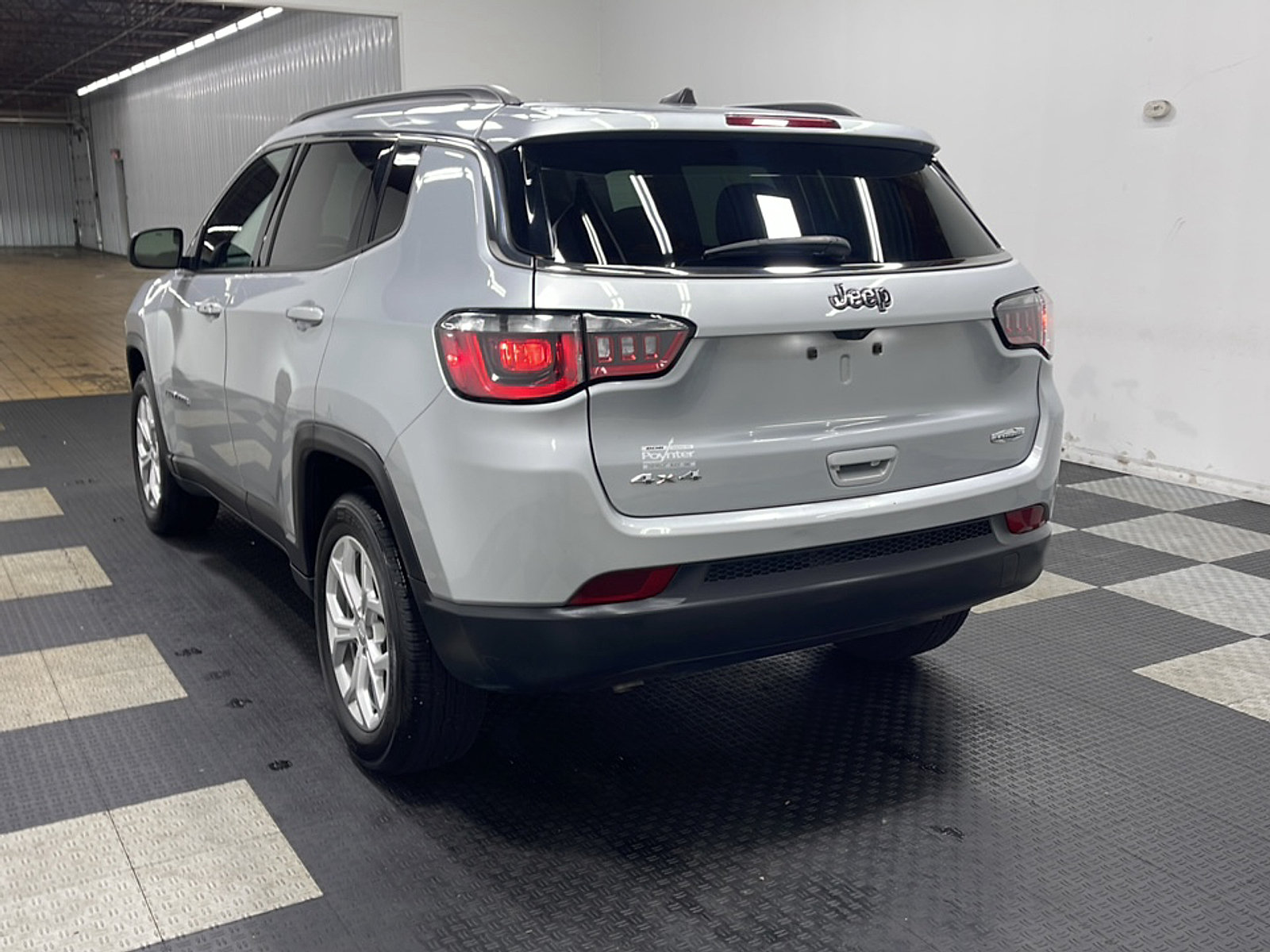 Used 2024 Jeep Compass Latitude AWD/4WD image 16