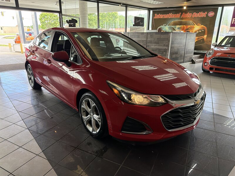 Used 2019 Chevrolet Cruze Premier FWD image 4