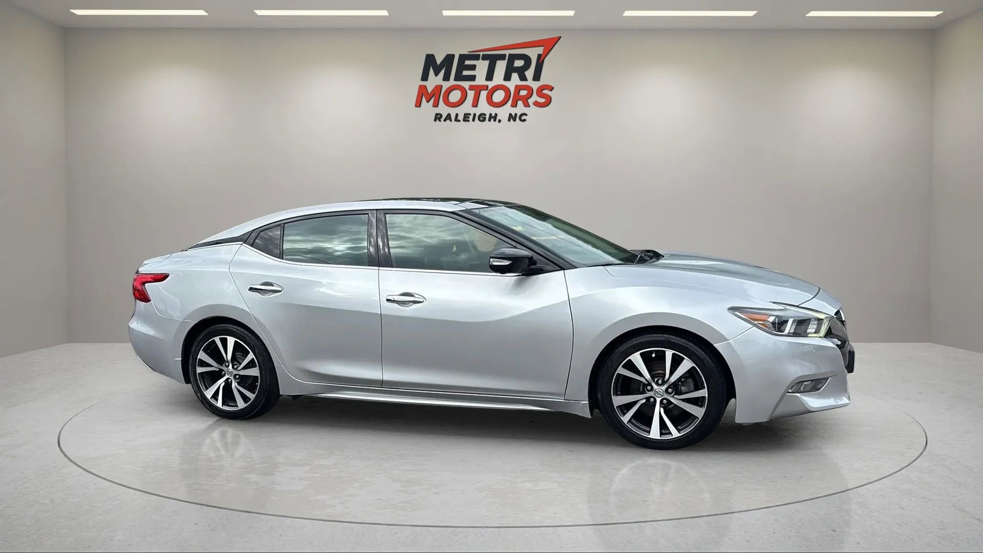 Used 2017 Nissan Maxima Platinum image 3