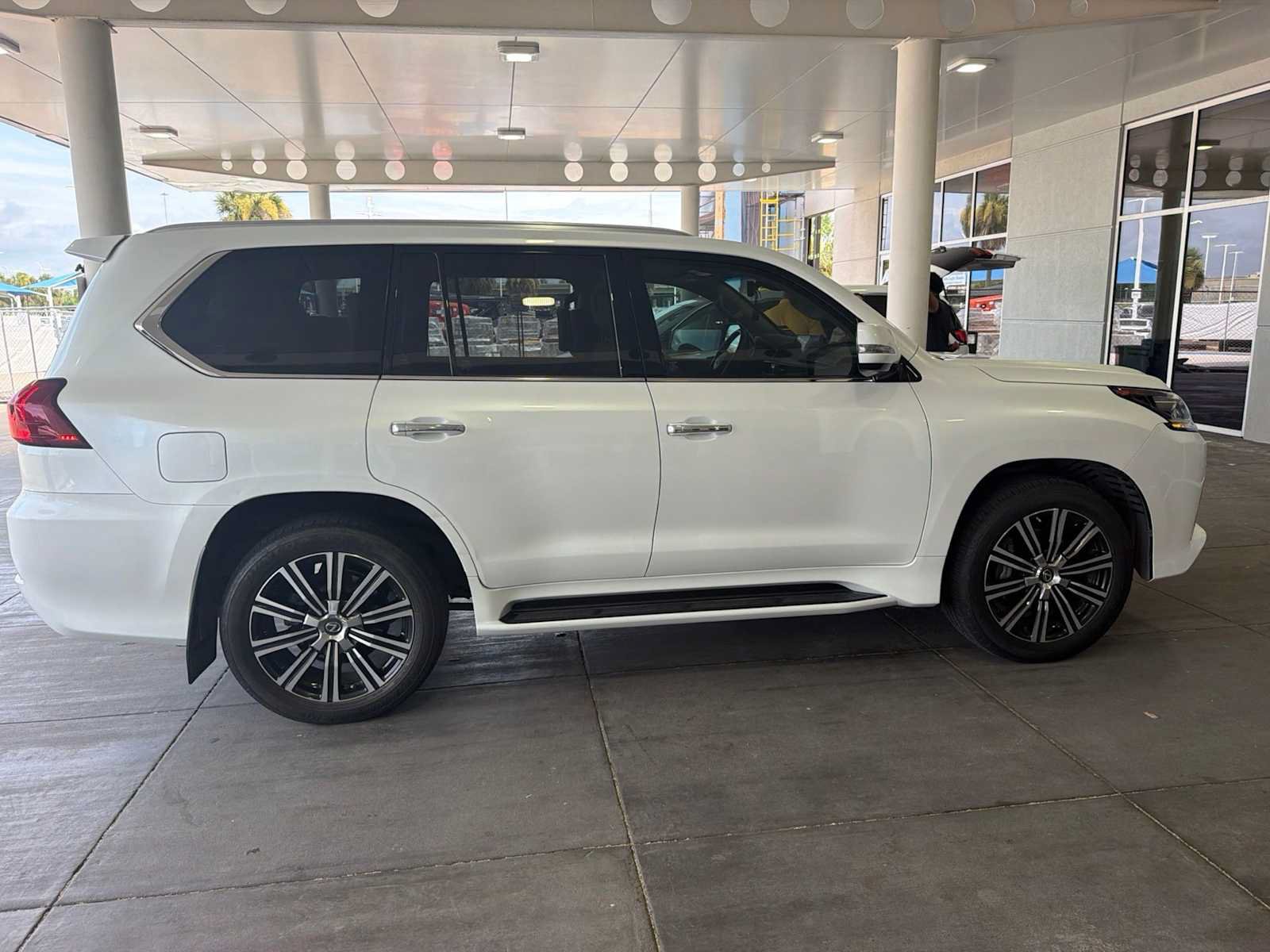 Used 2018 Lexus LX 570 4WD w/ Luxury Package image 2