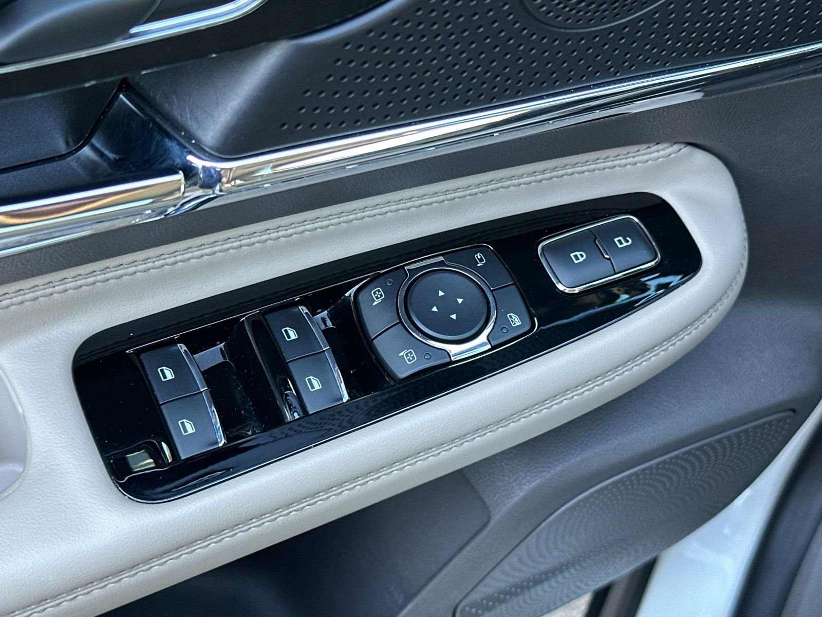 Used 2023 Lincoln Corsair Reserve image 13