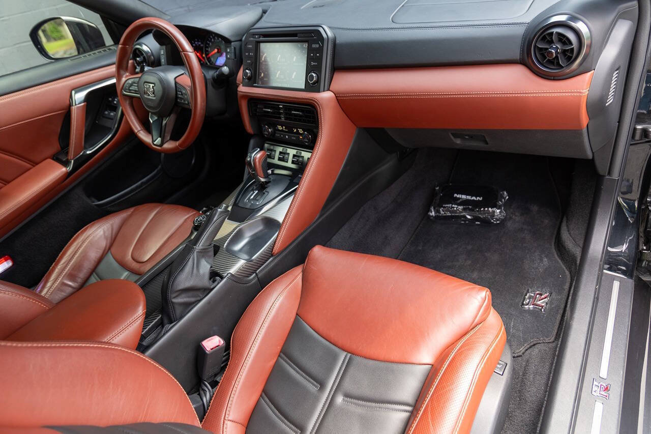 Used 2017 Nissan GT-R Premium w/ Premium Interior Package AWD/4WD image 2
