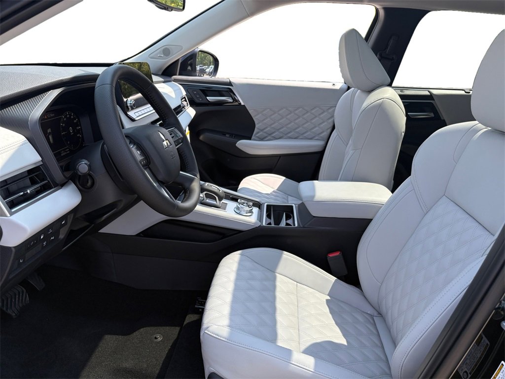 New 2025 Mitsubishi Outlander SEL image 3