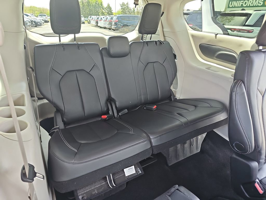 Certified 2022 Chrysler Pacifica Touring-L FWD image 12