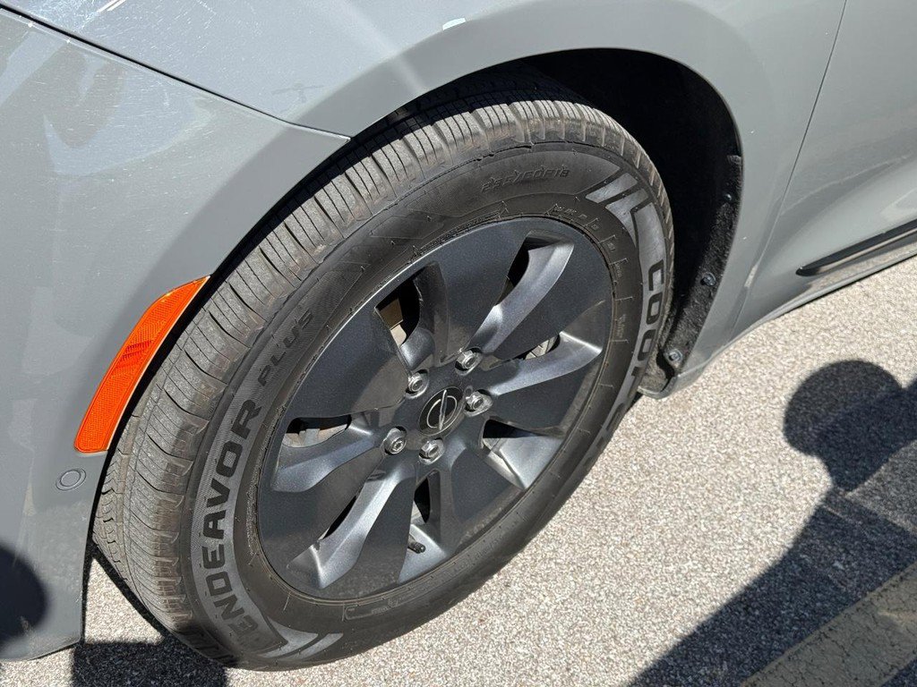 Used 2020 Chrysler Pacifica Limited w/ Advanced Safetytec Group image 14