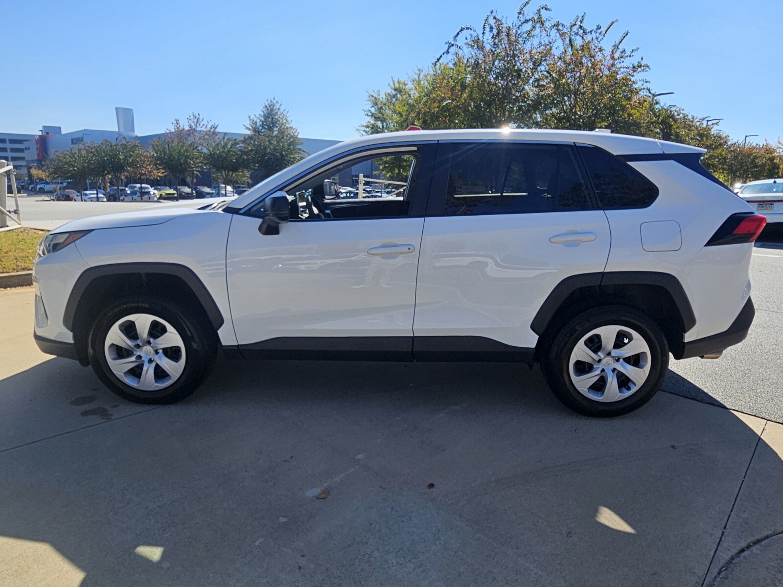 Used 2025 Toyota RAV4 LE AWD/4WD image 9