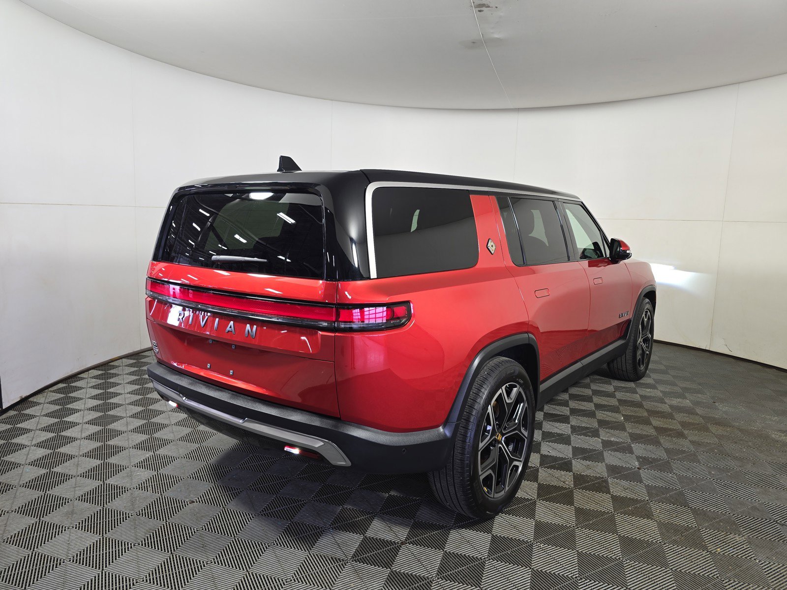 Used 2025 Rivian R1S Adventure image 5