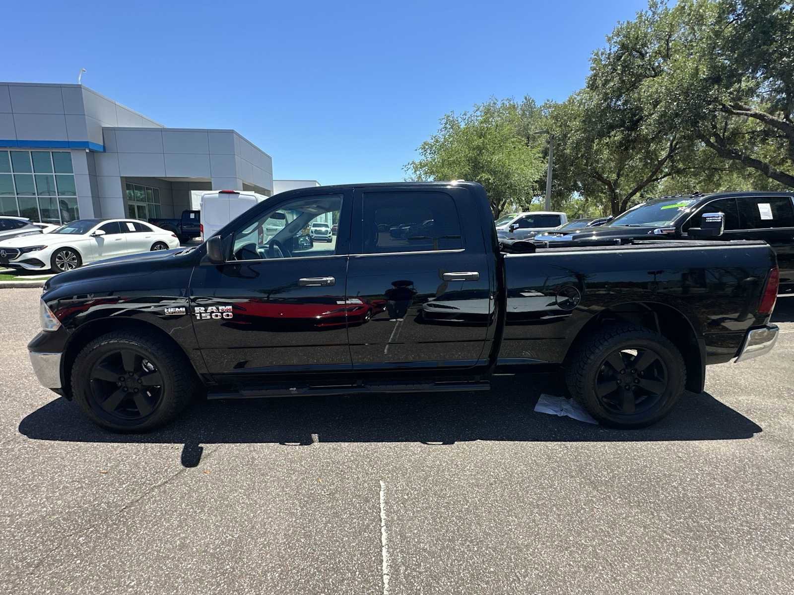 Used 2018 RAM 1500 Classic SLT AWD/4WD image 3