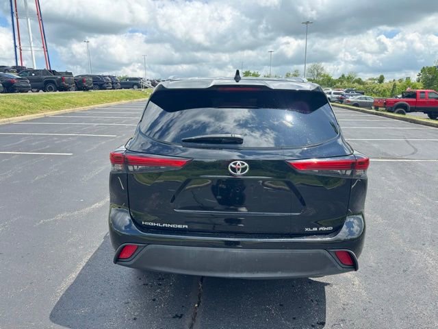 Used 2021 Toyota Highlander XLE AWD/4WD image 4