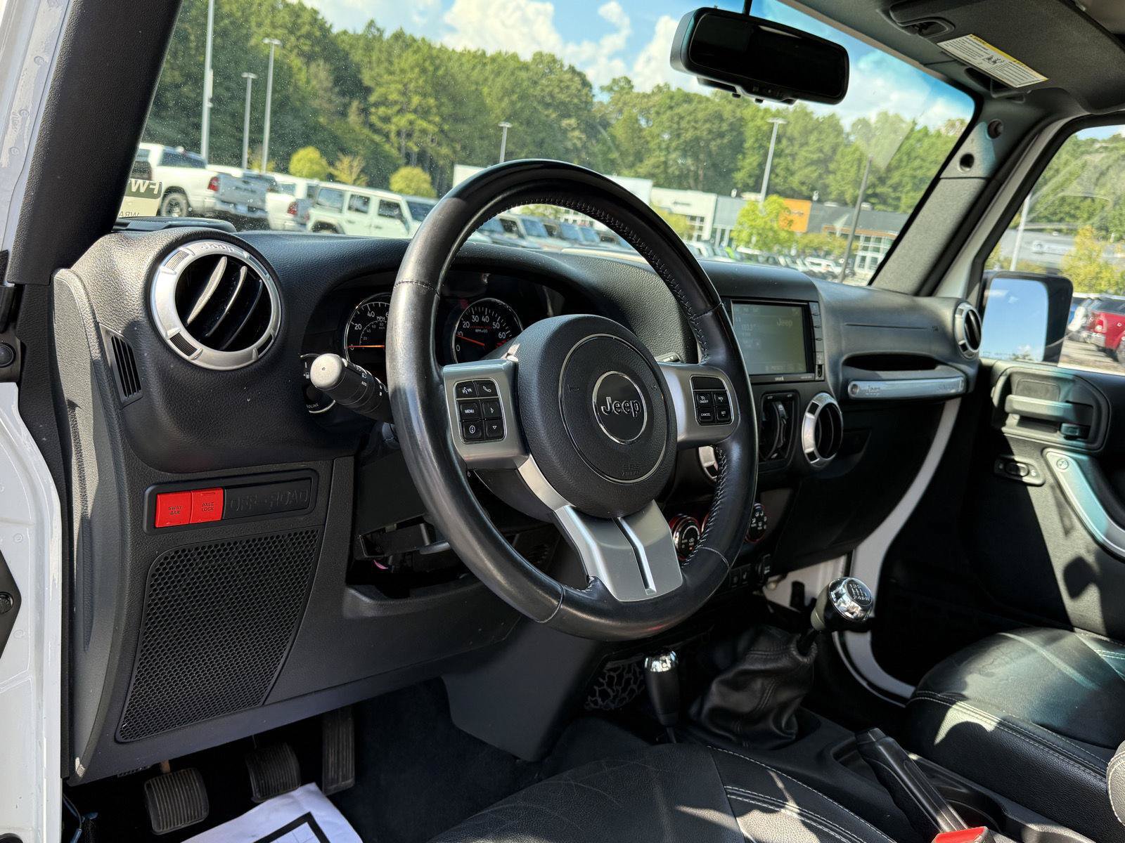 Used 2015 Jeep Wrangler Unlimited Rubicon AWD/4WD image 15