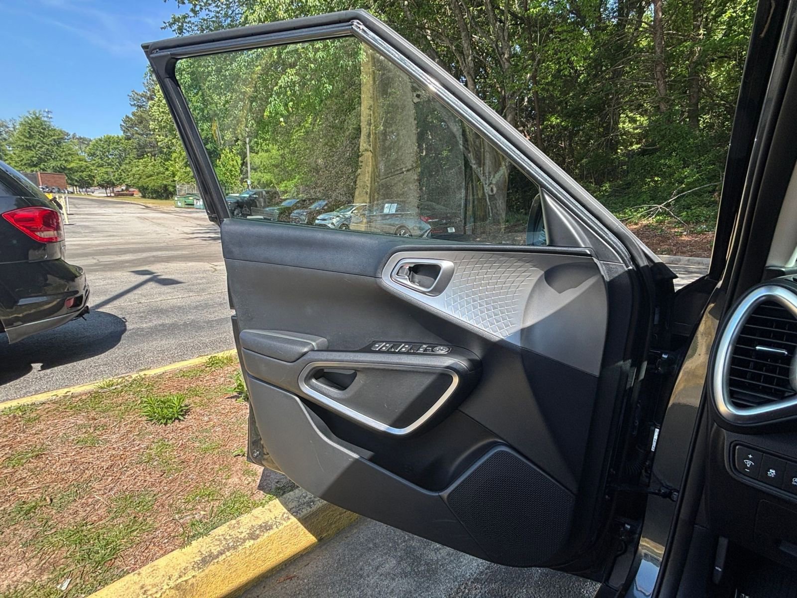 Used 2025 Kia Soul LX w/ LX Technology Package FWD image 18