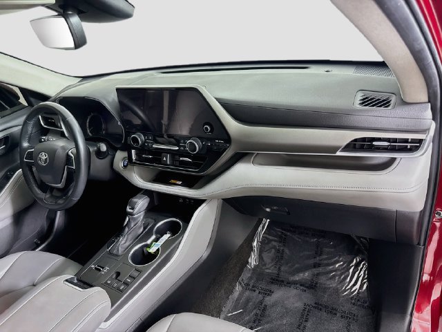Used 2023 Toyota Highlander XLE FWD image 30