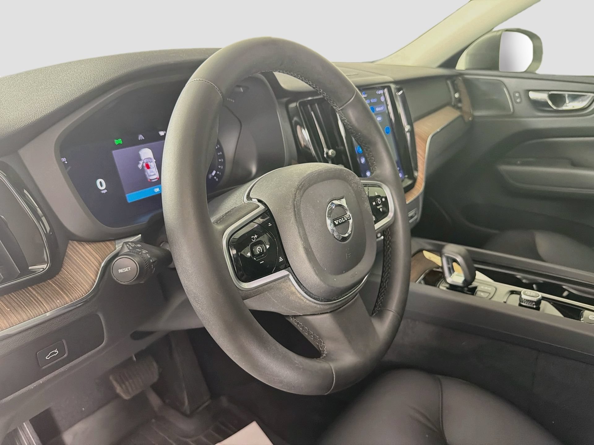 Certified 2023 Volvo XC60 B5 Plus w/ Protection Package Premier FWD image 10
