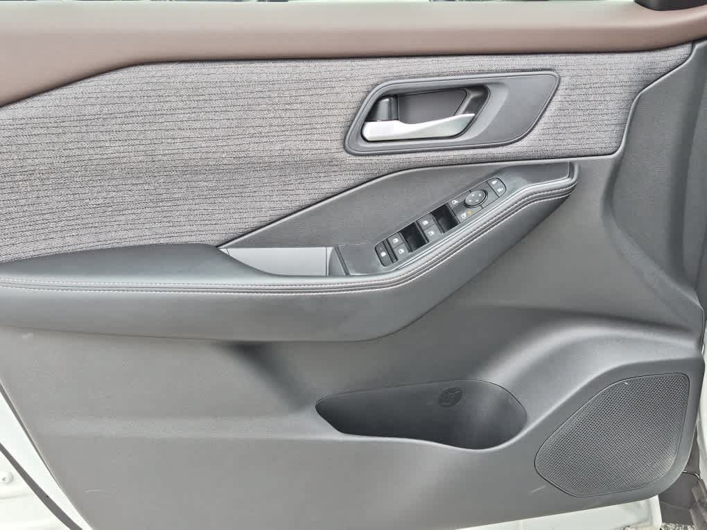 Used 2023 Nissan Rogue SV AWD/4WD image 9