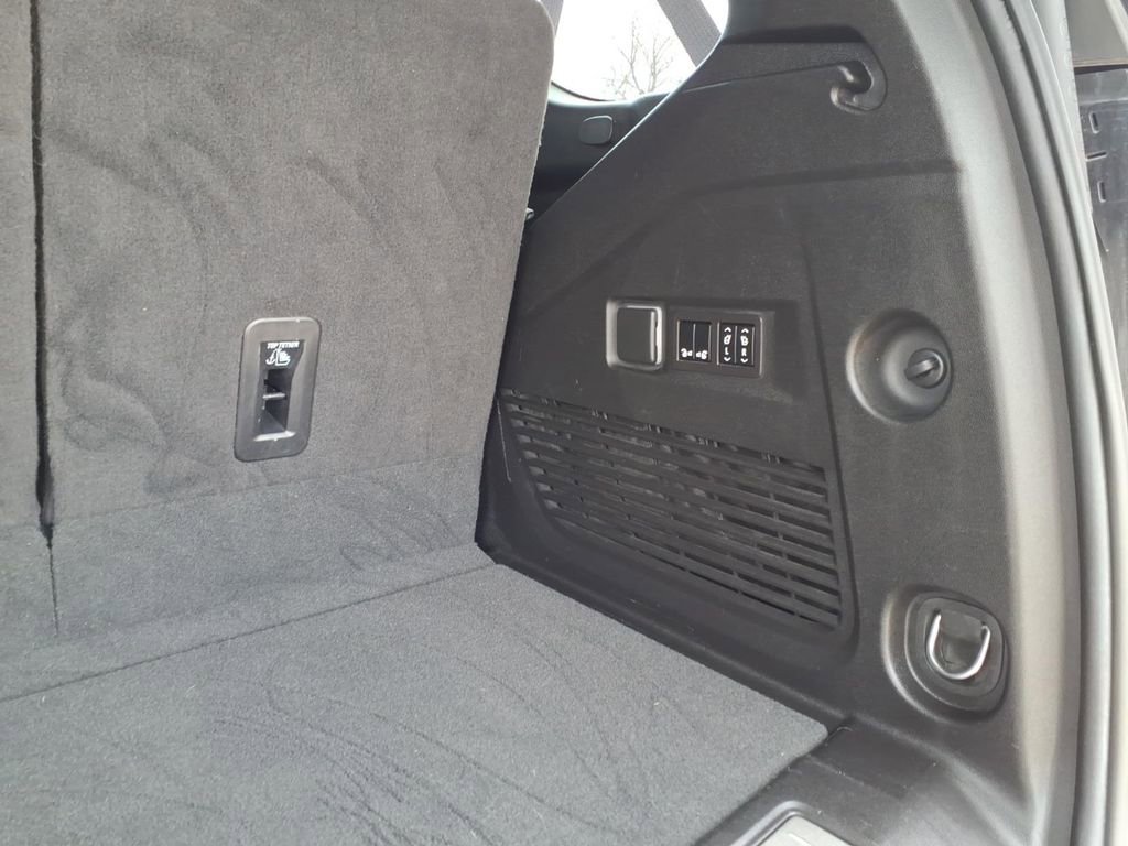 Used 2023 GMC Yukon Denali image 12