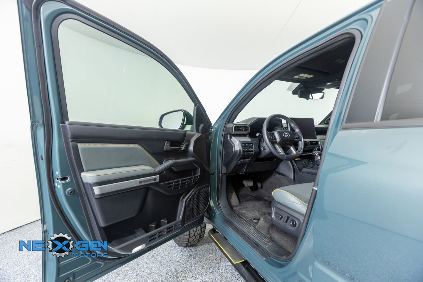 Used 2025 Toyota 4Runner Trailhunter image 9